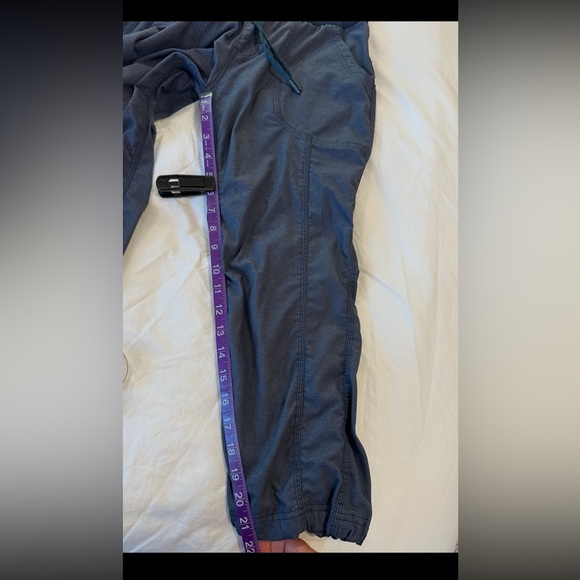 Small Women’s The North Face Aphrodite Jogger Capri Pants in blue. - Picture 7 of 7